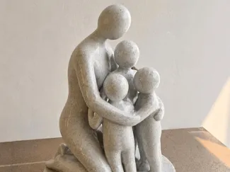 mãe abraçando os 3 filhos