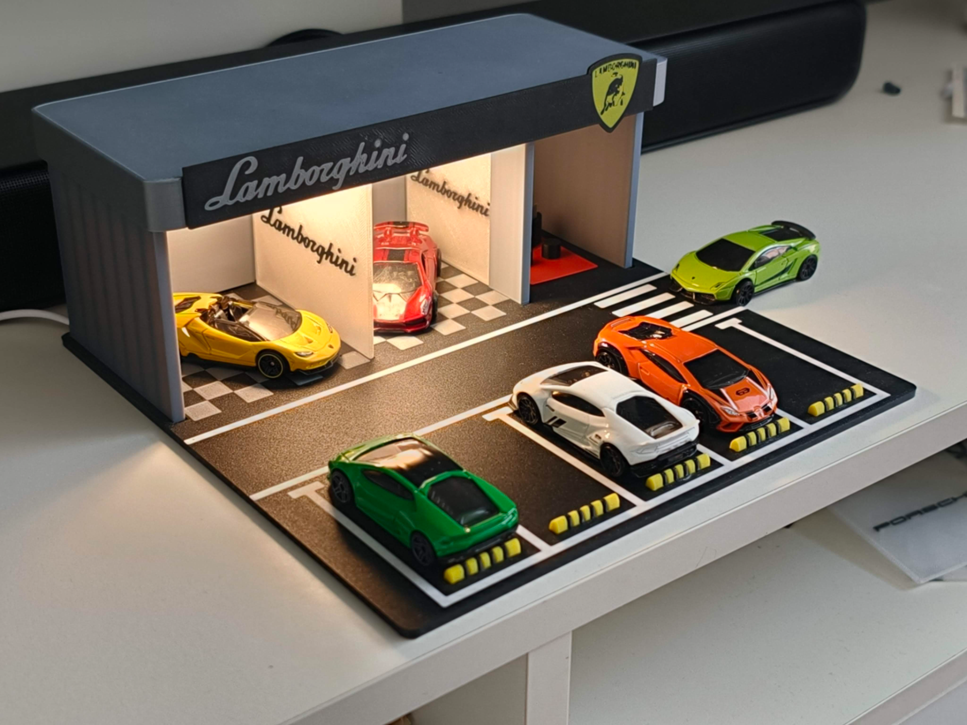 Lamborgini Showroom Garage Display – 1:64 Scale