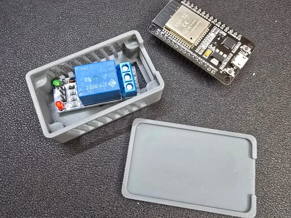 Boîtier compact ESP32 + module relais