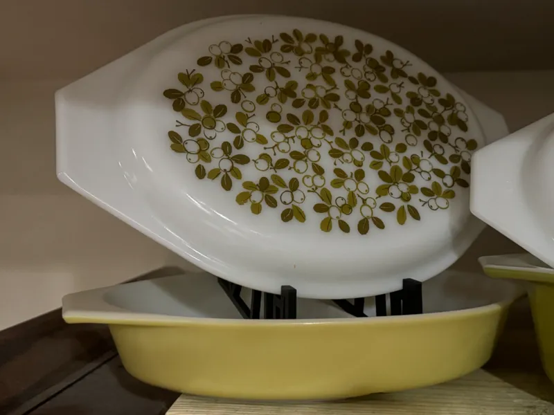 Pyrex 063 Oval Divided Dish Display