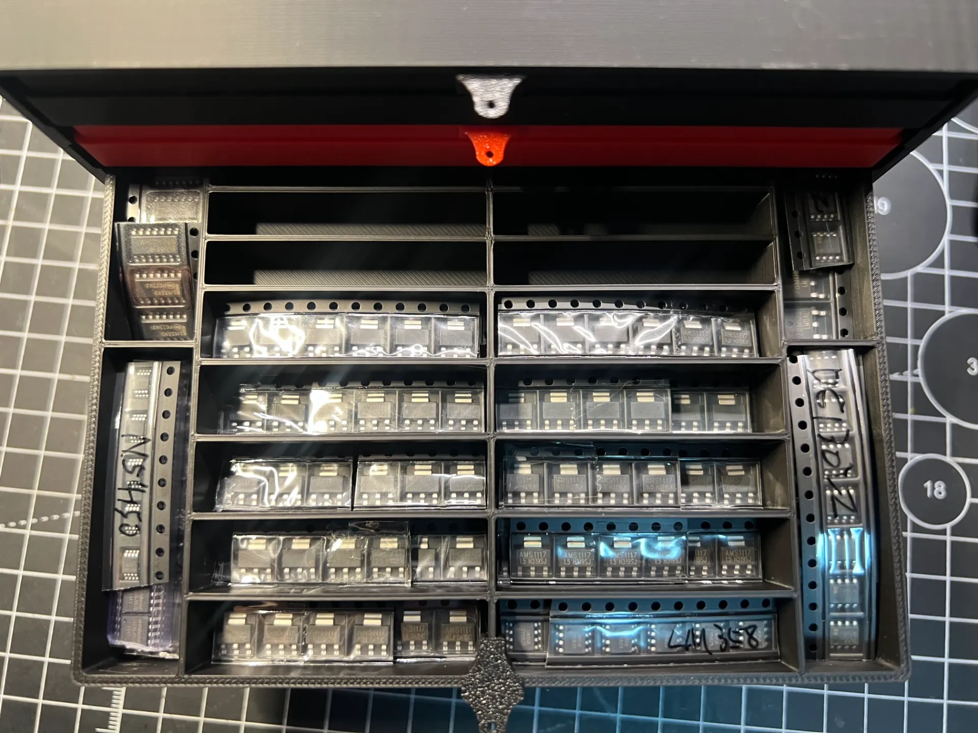 Miniatura 6 do modelo 3D 贴片元件收纳盒 电子佬的梦中情盒 零件收纳盒