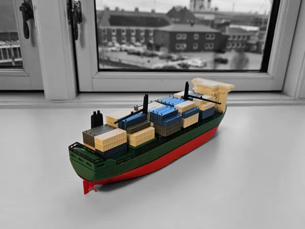 Petit porte-conteneurs à l'échelle 1:400