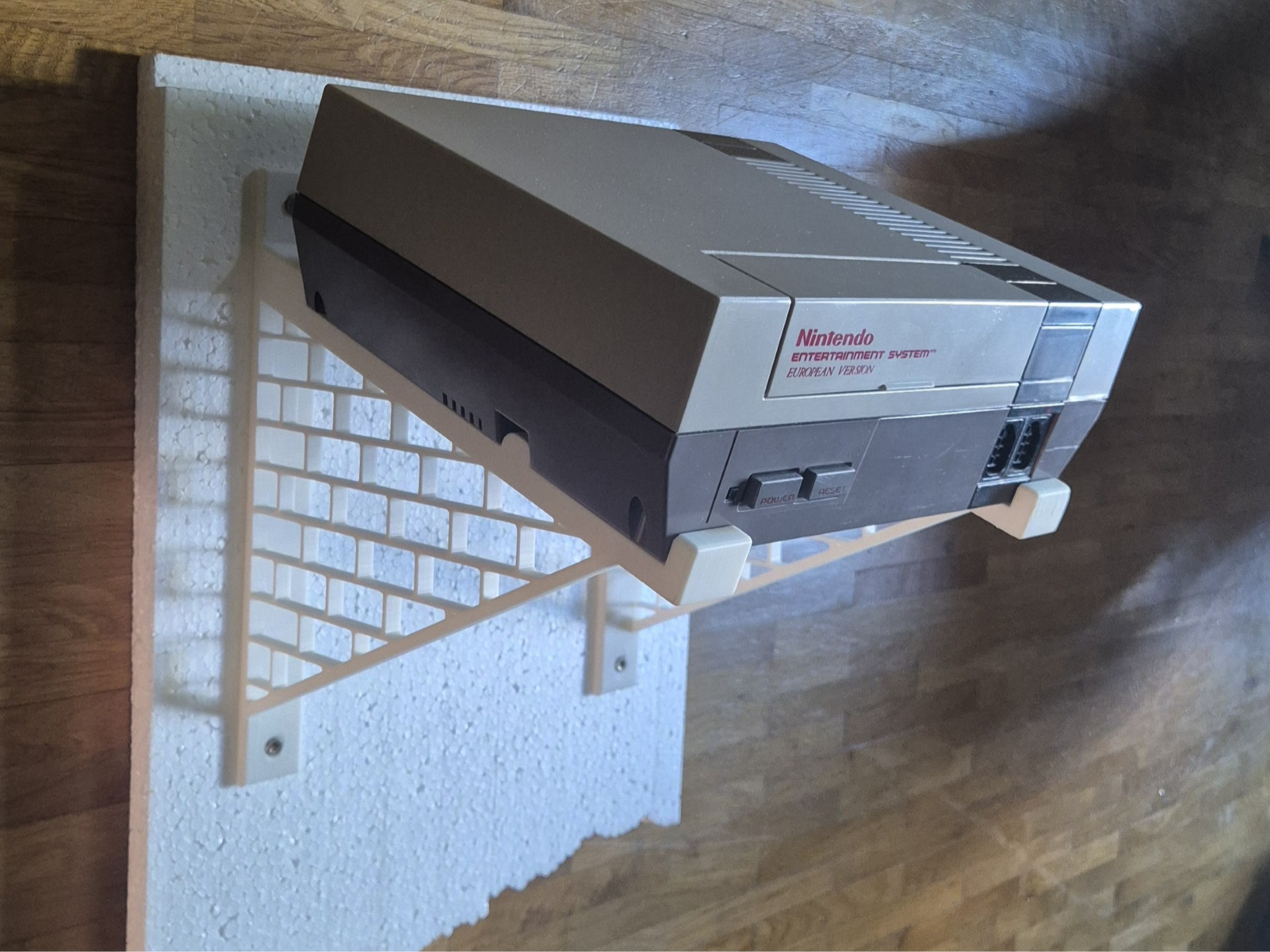 NES - Nintendo Entertainment System Wallmount