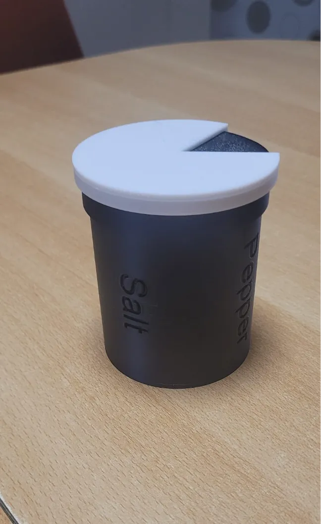 Travel spice shaker