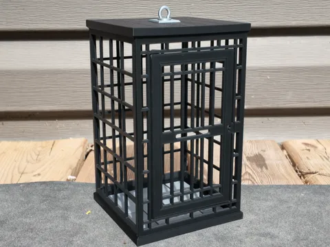 Escenografía en miniatura: 1:12 Scale Hanging Jail Cell — referencia de MakerWorld