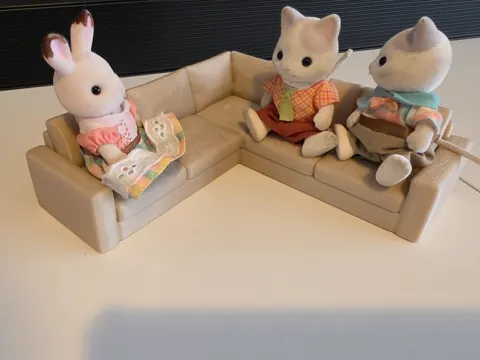 Figura decorativa: 1:12 Miniature Corner Sofa for Dollhouse — referencia de MakerWorld