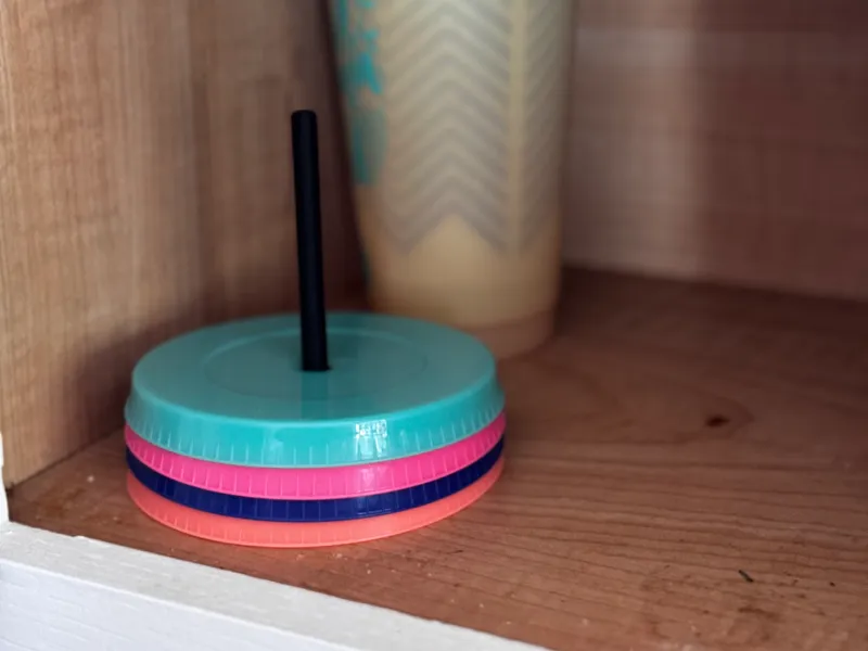 Starbucks lid holder with straw guide