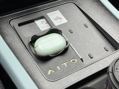 Earbud charging stopper, supports Apple and Huawei wireless earbuds, logos include BYD/AITO/Tesla/Avatr.