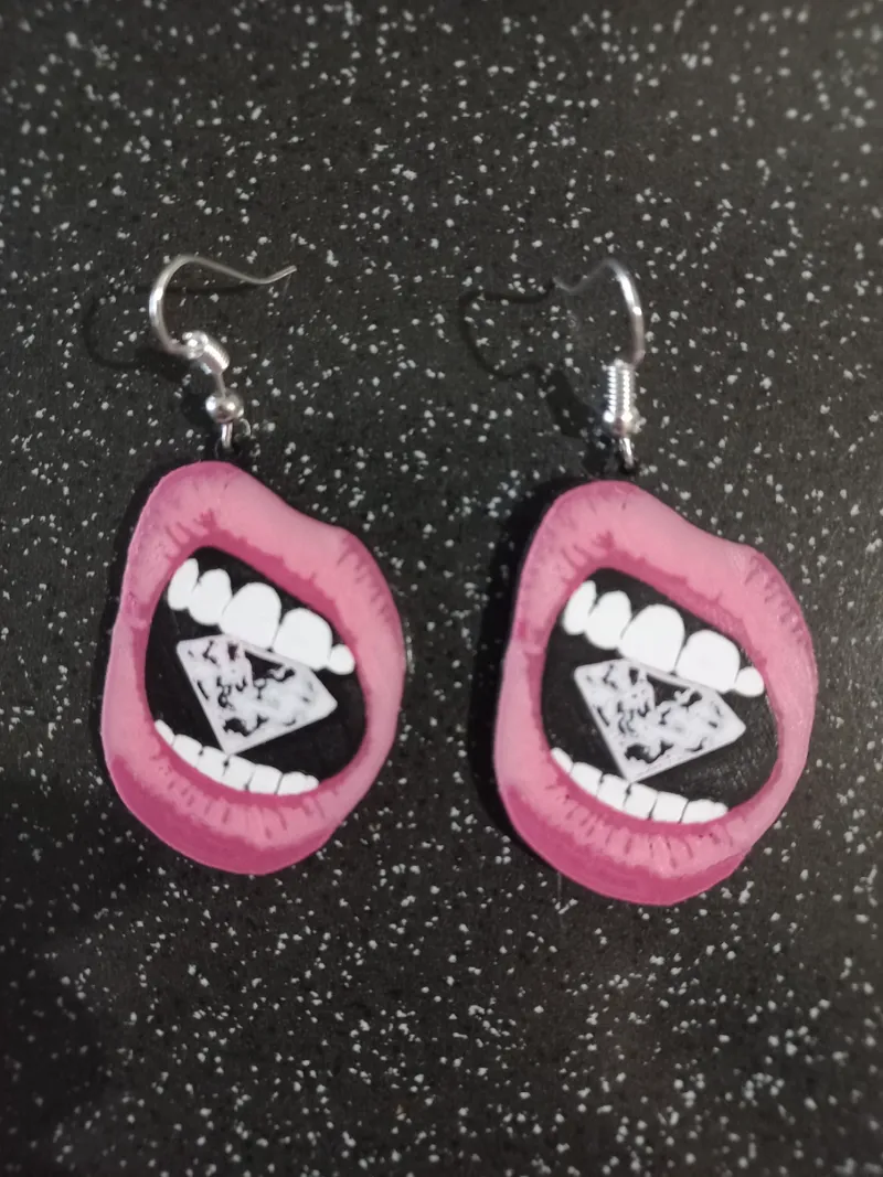 Earrings lips with diamond
