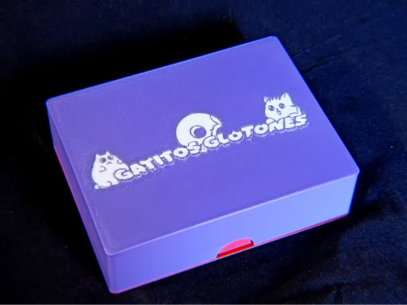 Gatitos Glotones – 3D Card Box for SLEEVED Cards
