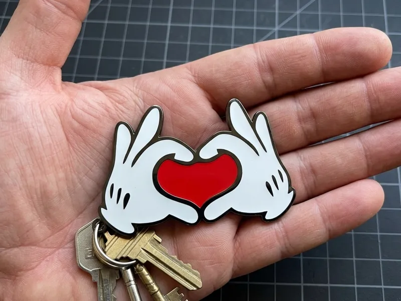 Llavero manos de Mickey Mouse forma de corazón