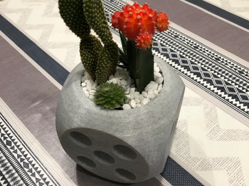 Vaso a forma di dado
