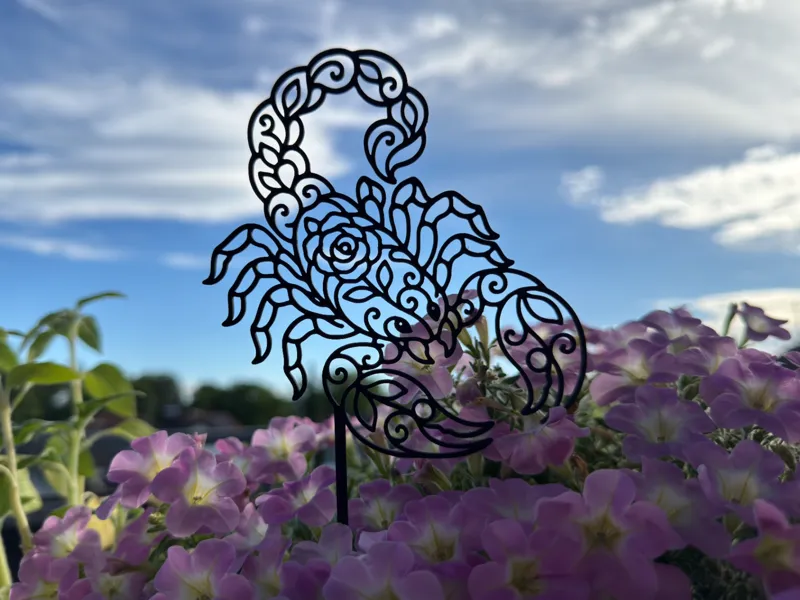 Floraler Skorpion mit Blumenstecker