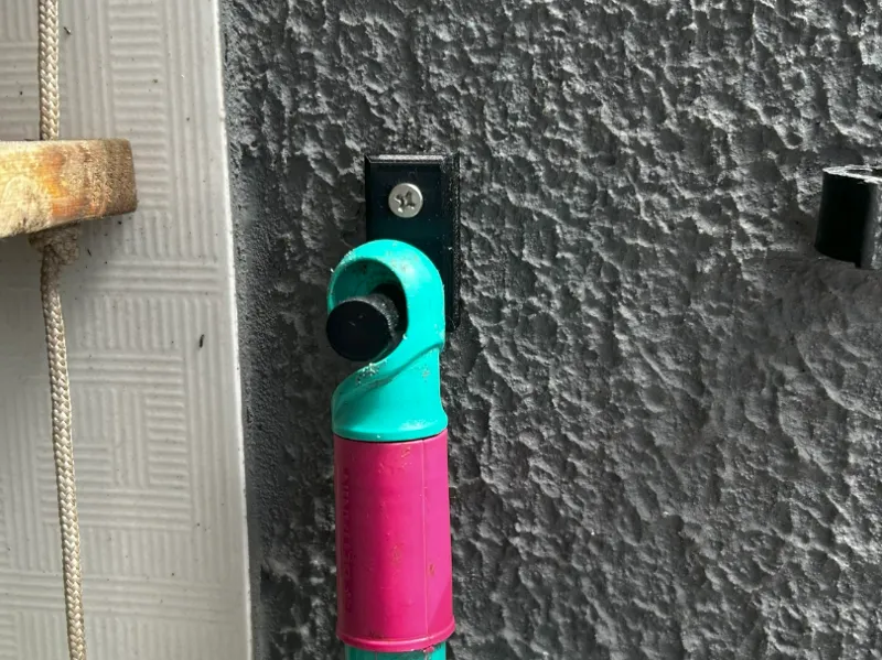 Suporte de Parede para Vassoura