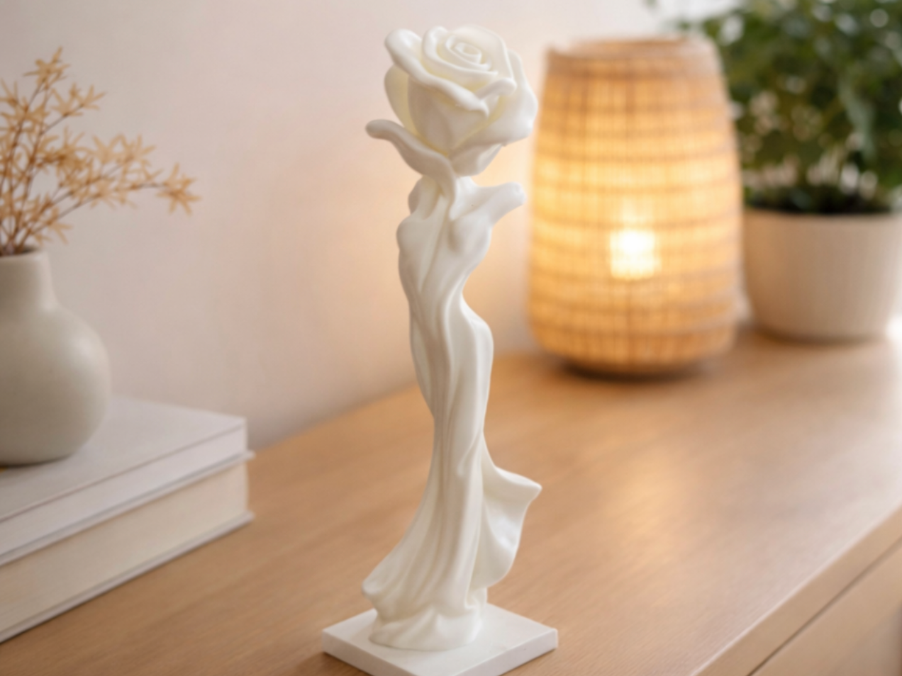 Figurine décorative design femme rose