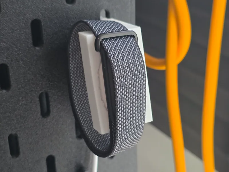 skadis fitbit air holder / charger / stand