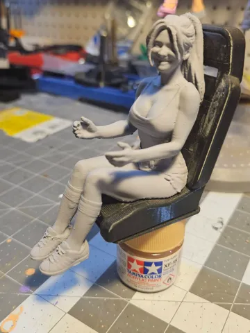 Modelo para impresión 3D: Lady in Shorts, Tank and Socks RC Driver — vista de referencia 2