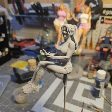 Modelo para impresión 3D: Lady in Shorts, Tank and Socks RC Driver — vista de referencia 4