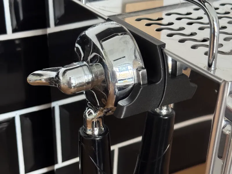 Halter für Siebträger an Espressomaschine 