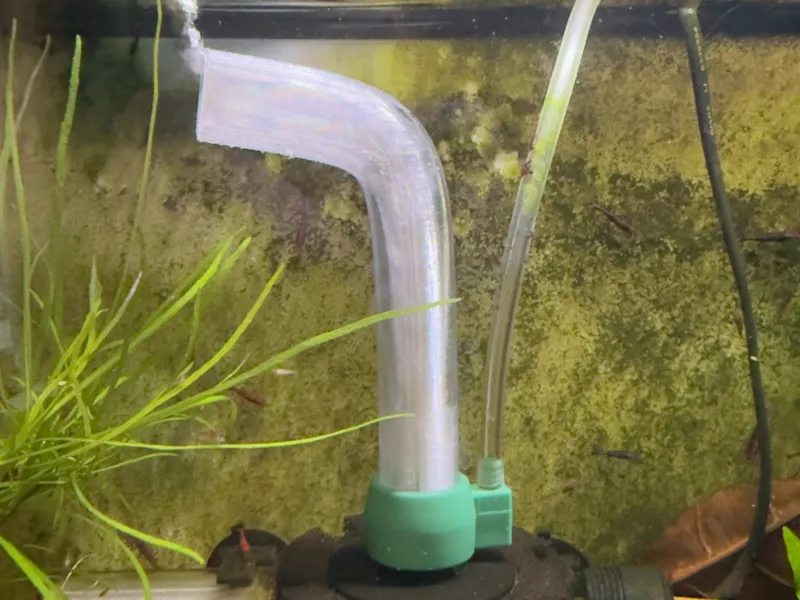 Shorter bent uplift tube for sponge filters