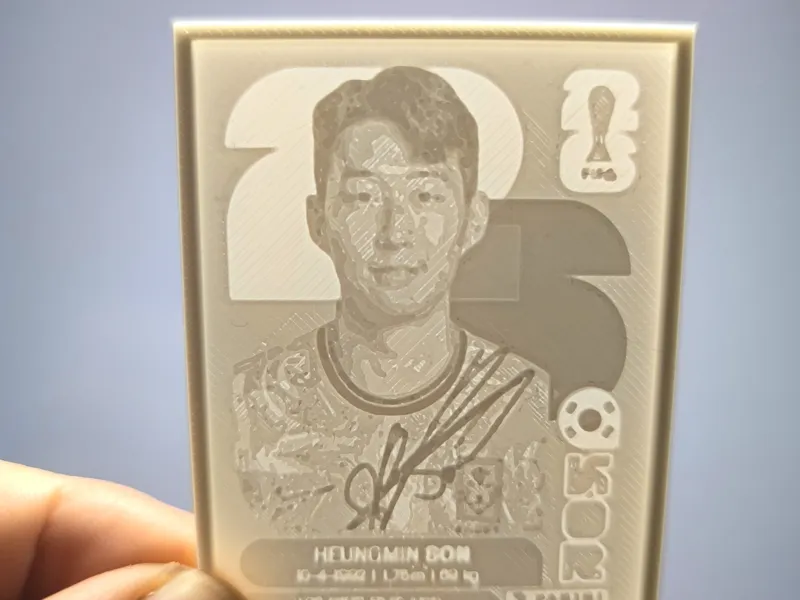 Cromo en 3D de Son (Album Panini 2026)