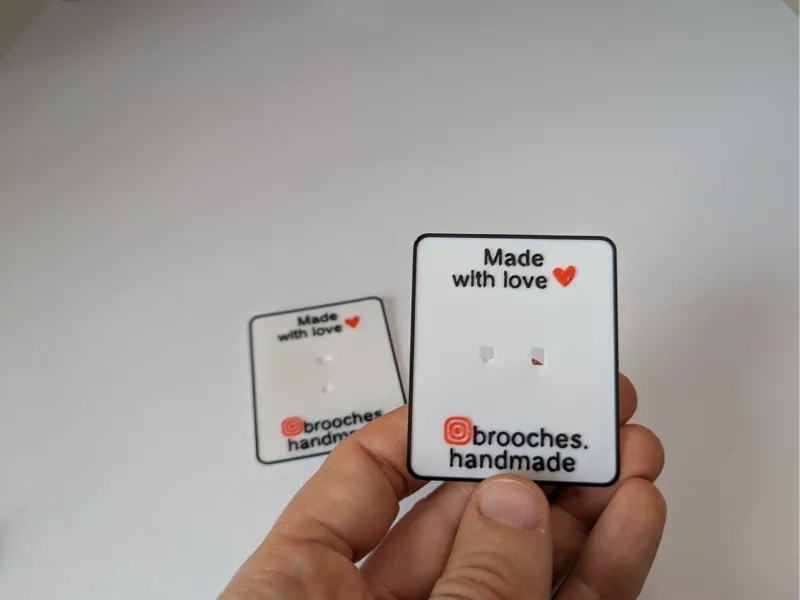 3D printable display card for brooches