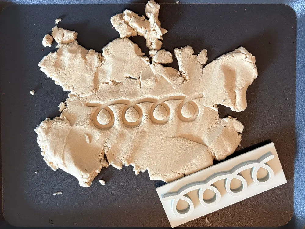 Modelo para impresión 3D: Pre writing exercise stamp for sand or playdough 2. Referencia del modelo original.