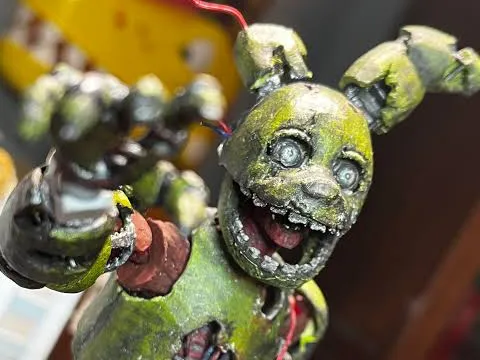Figura decorativa: FNAF Springtrap Articulated Display Figure. Referencia del modelo original.