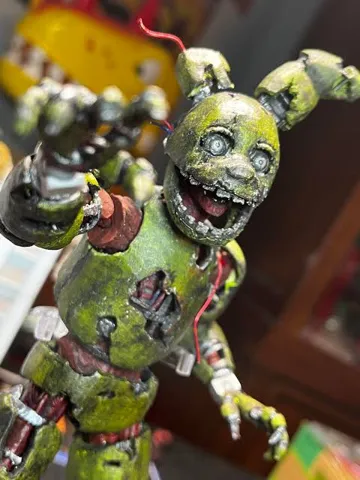 Figura decorativa: FNAF Springtrap Articulated Display Figure — vista de referencia 2