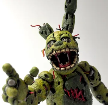 Figura decorativa: FNAF Springtrap Articulated Display Figure — vista de referencia 3
