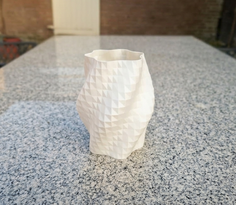 Miniatura 1 do modelo 3D Prisma - Low Poly Twisted Vase