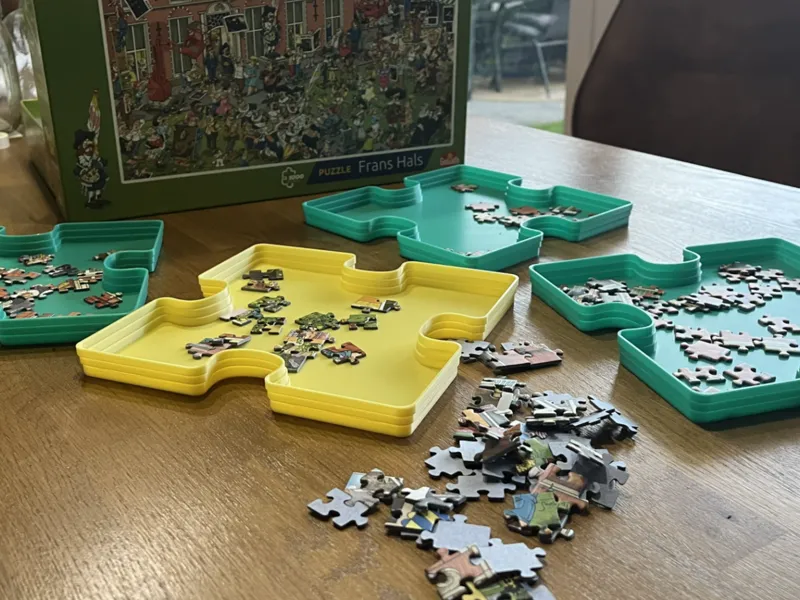 Stackable puzzle sorting tray