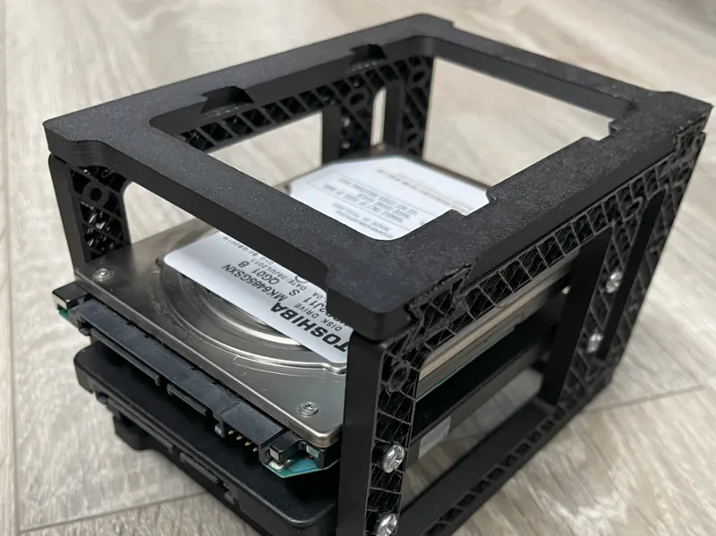 2.5" drive cage with stackable assembly