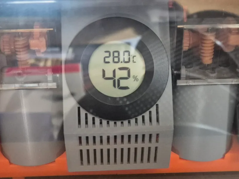 Hygrometer holder for AMS/AMS2