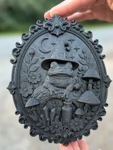 Marco decorativo: Witchy Toad in Victorian Frame — vista de referencia 2