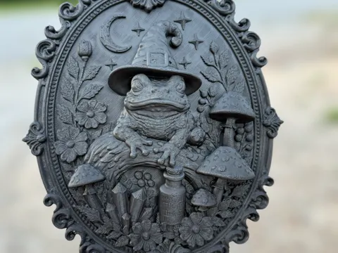 Marco decorativo: Witchy Toad in Victorian Frame — referencia de MakerWorld