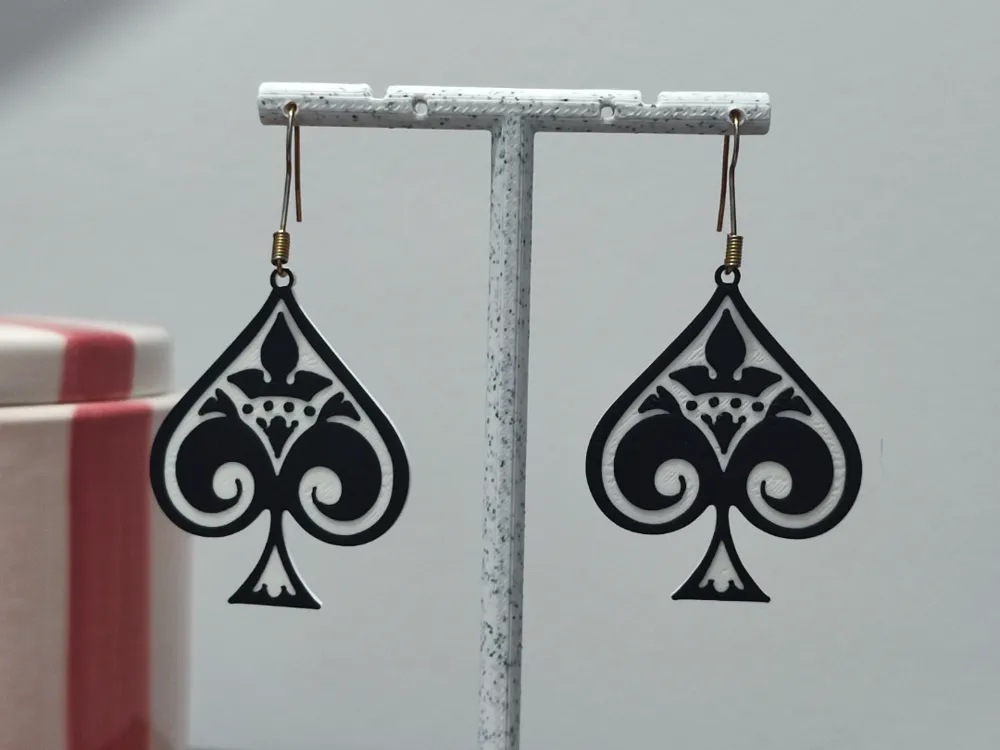 Pendientes: Aretes As de Picas Barroco. Referencia del modelo original.