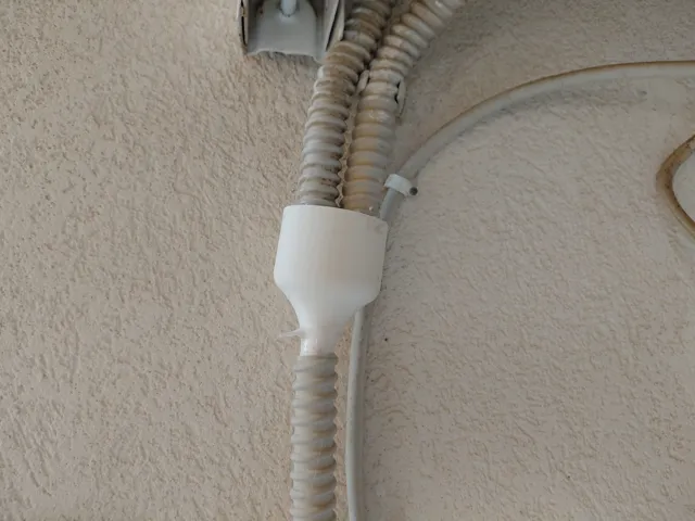 Raccordo di scarico per tubi corrugati flessibili