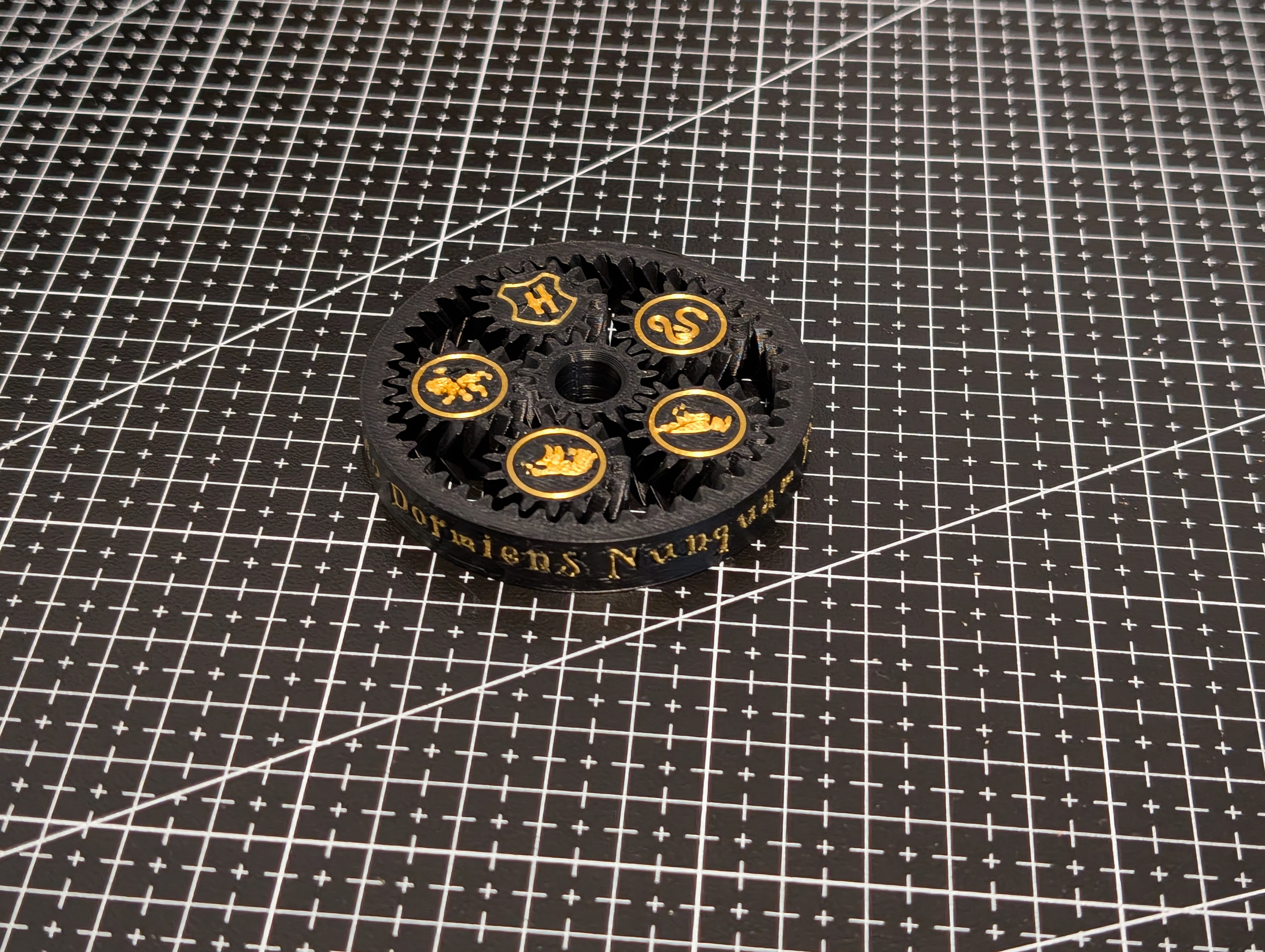 Miniatura 1 do modelo 3D Hogwarts  Gear Spinner – Mechanical Magic Fidget