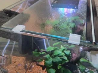 Fish tank lid clip