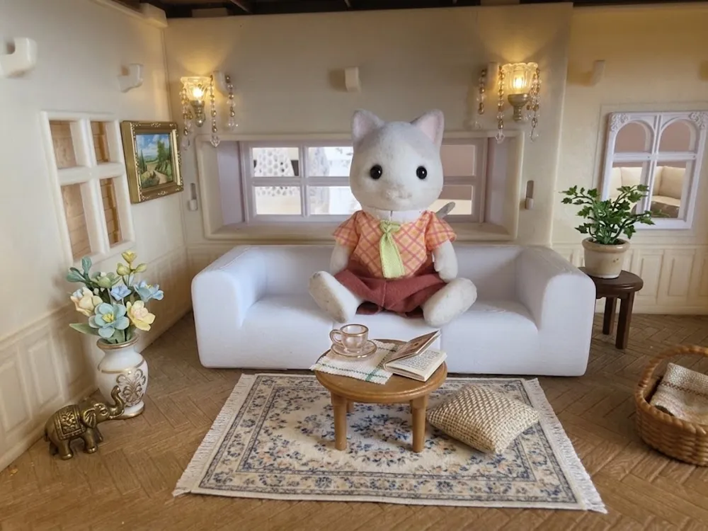 Figura decorativa: ikea Modern Miniature Sofa 1:12 Sylvanian Families. Referencia del modelo original.