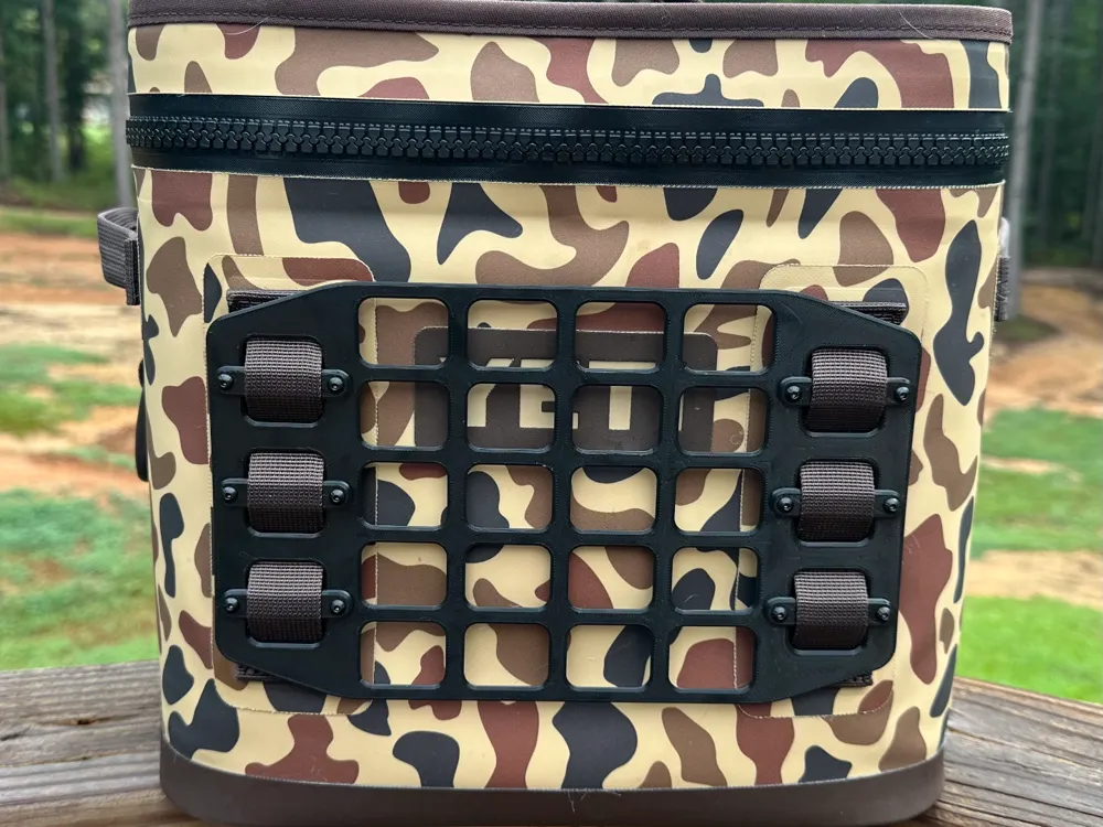 Soporte: Yeti Hopper Flip 12 MOLLE Panel. Referencia del modelo original.