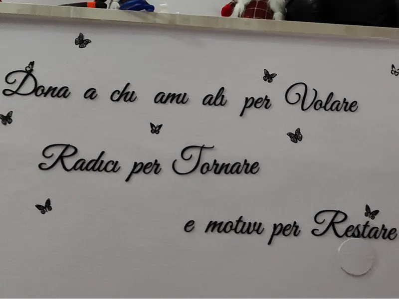 frase decorativa per parete
