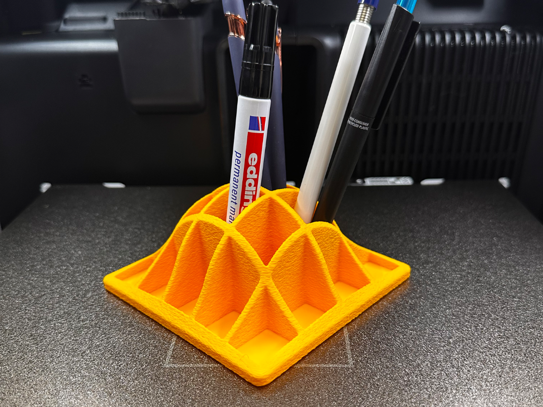 Stiftehalter "Wave" – Aestehetic Fuzzy Pen Holder 