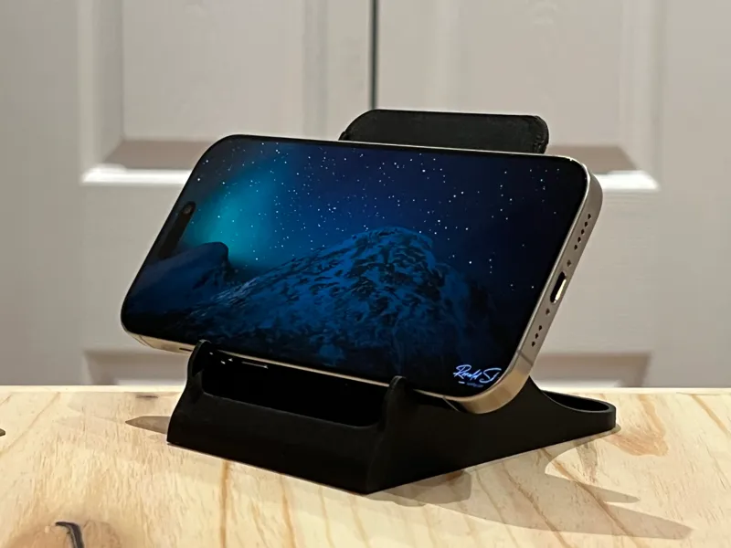 iPhone 12/13/14/15/16/17 (Pro) stand w/ landscape