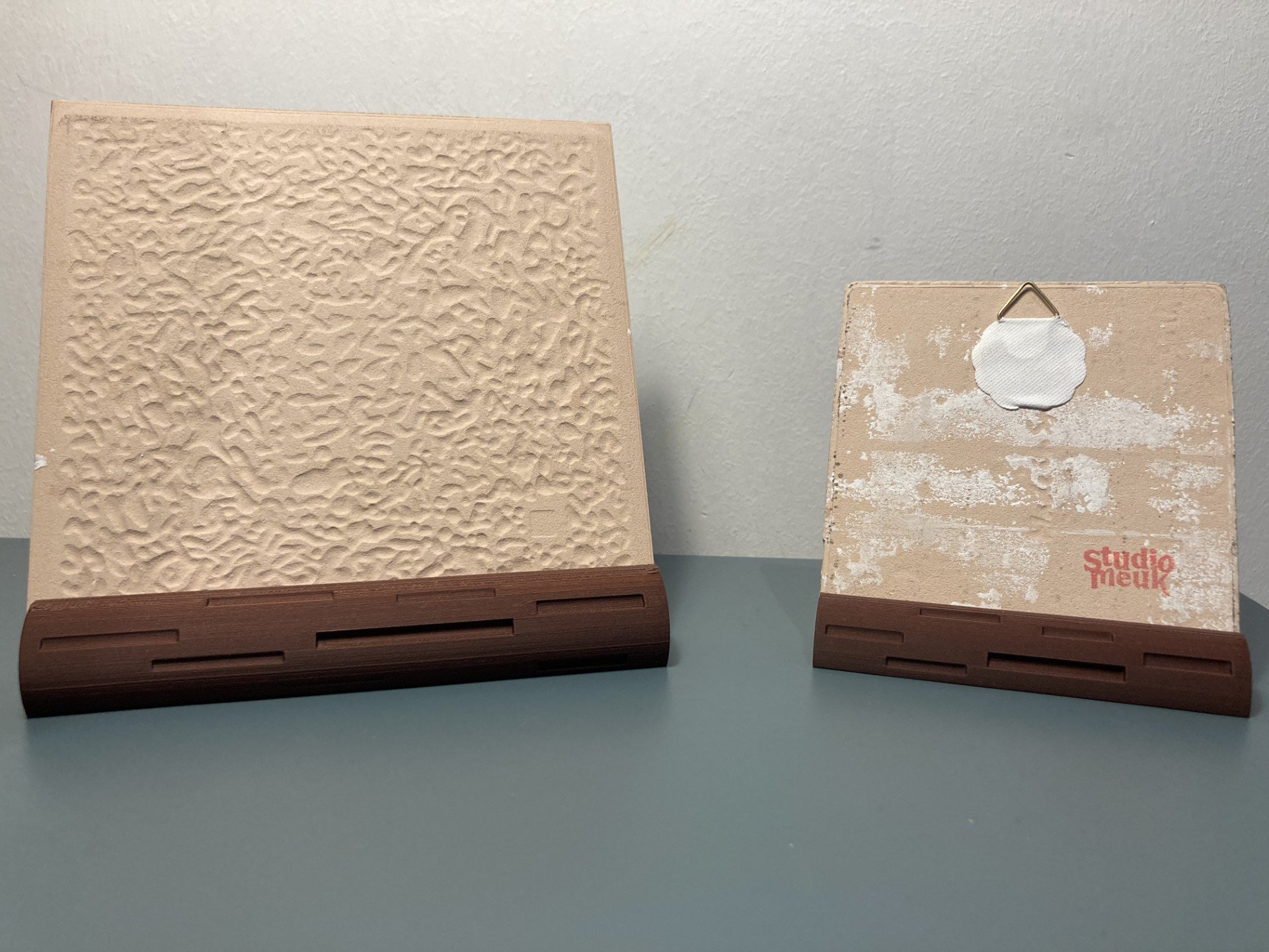 Log Tile holder/stand. Sized 6/7mm + 7/8mm thick