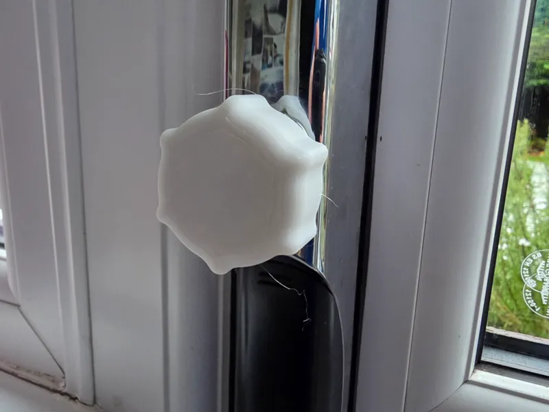 Enhanced lock knob grip for Yale Conexis