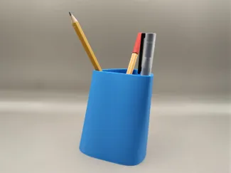 Moderner Stiftehalter mit unregelmäßiger Form