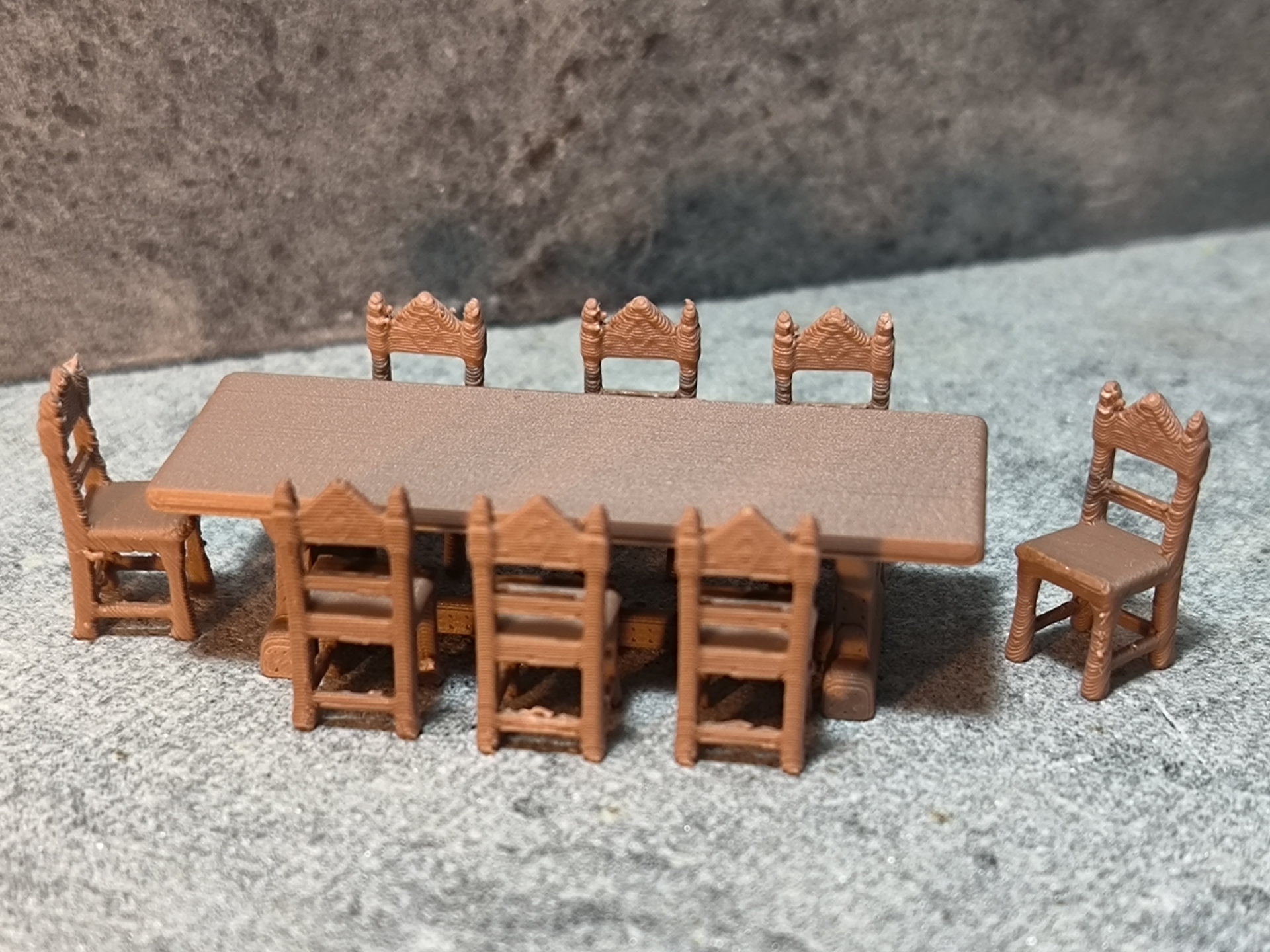 Tisch und acht Stühle - Miniatur Maßstab 1:56