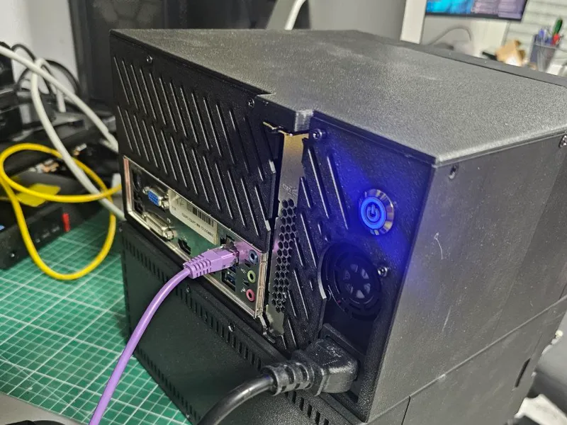 Case for a Network-Attached Storage – Flex Model